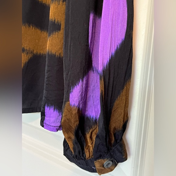 SOLD * VELVET by Graham + Spencer Isa Printed Blouse Size XL - Picture 9 of 16